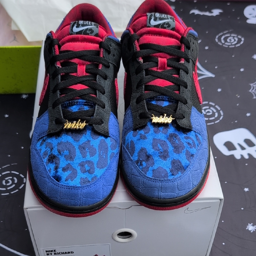 Nike Men's Blue and Red Patterned Sneakers